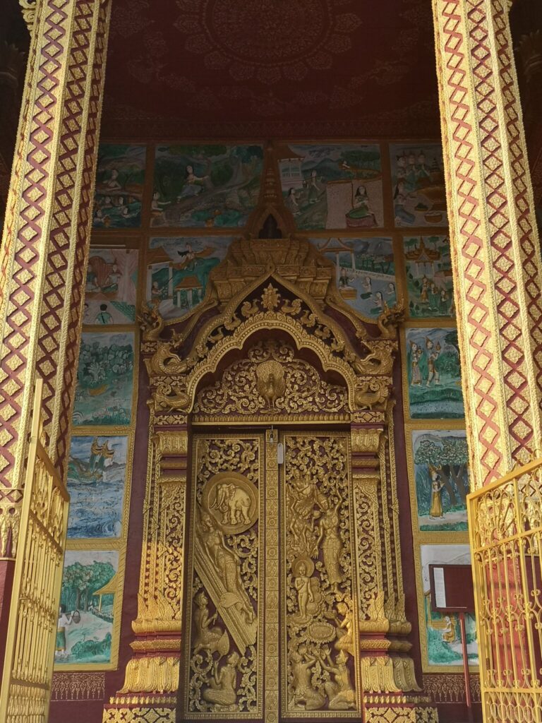ワット・マノーロム(Wat Monarom)の本堂の扉