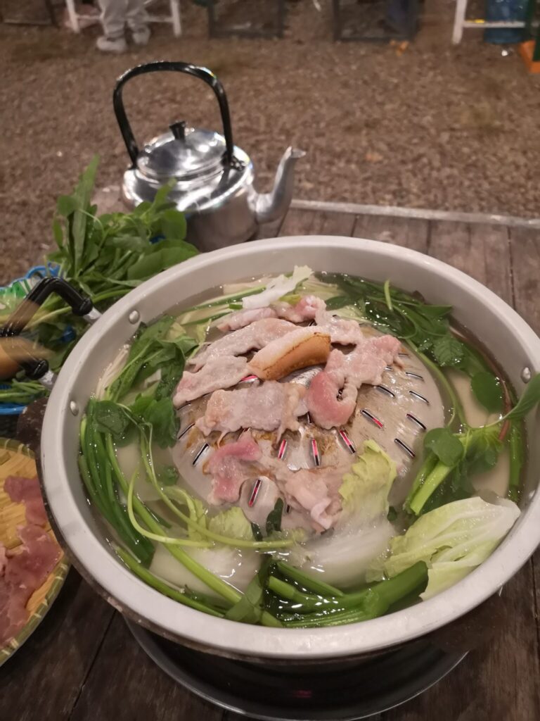 小さなローカル夜市の「ラオス式鍋」