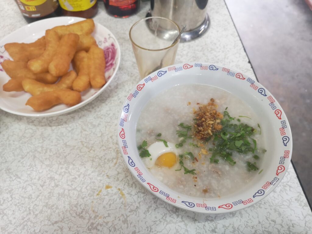 ルアンパバーンのローカル屋台で食べた朝粥と揚げドーナツ