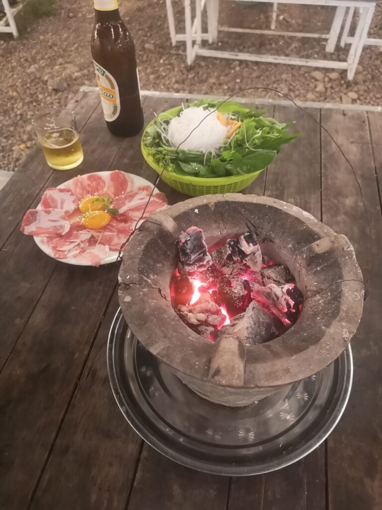 小さなローカル夜市の「ラオス式鍋」；燃料は炭火