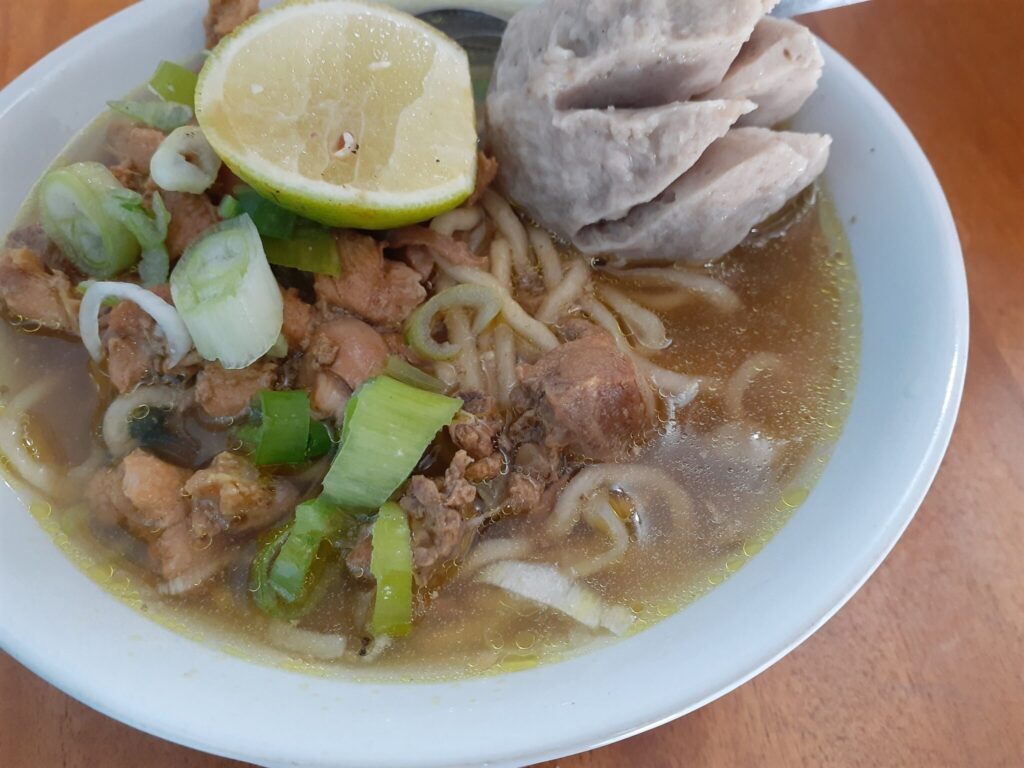 お昼ごはんにバクソ（Bakso）
