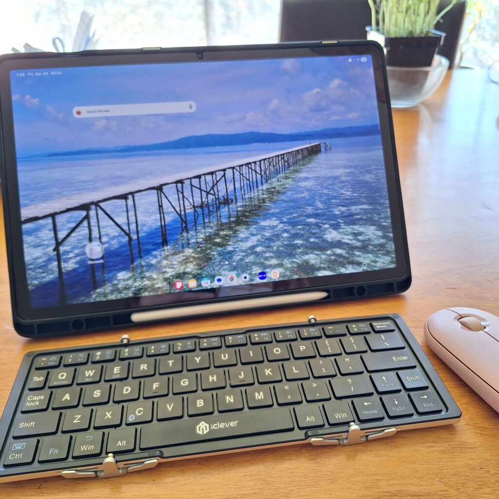 この旅行に合わせて購入したサムスンタブレットと折りたたみ式キーボード、軽量マウス