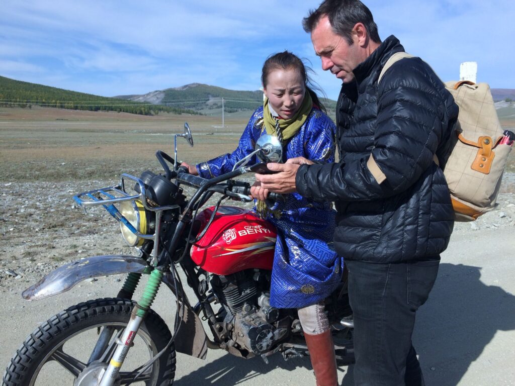 バイクに乗ったモンゴル人女性