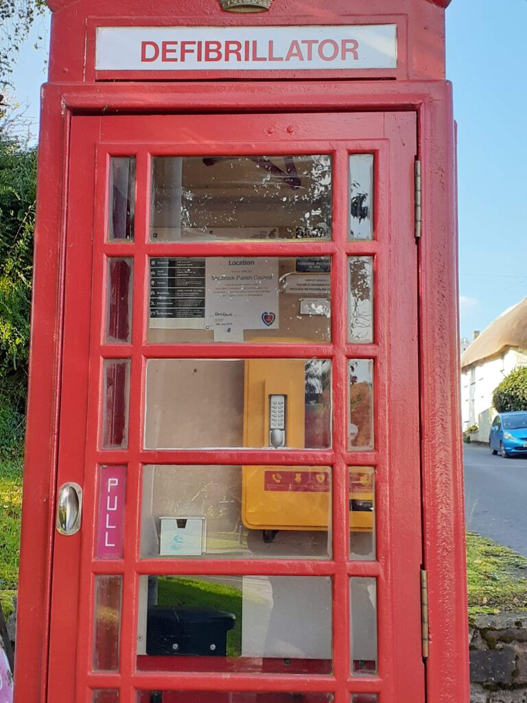 イギリスならではの赤い電話ボックス。現在はAEDが置かれているものが多い