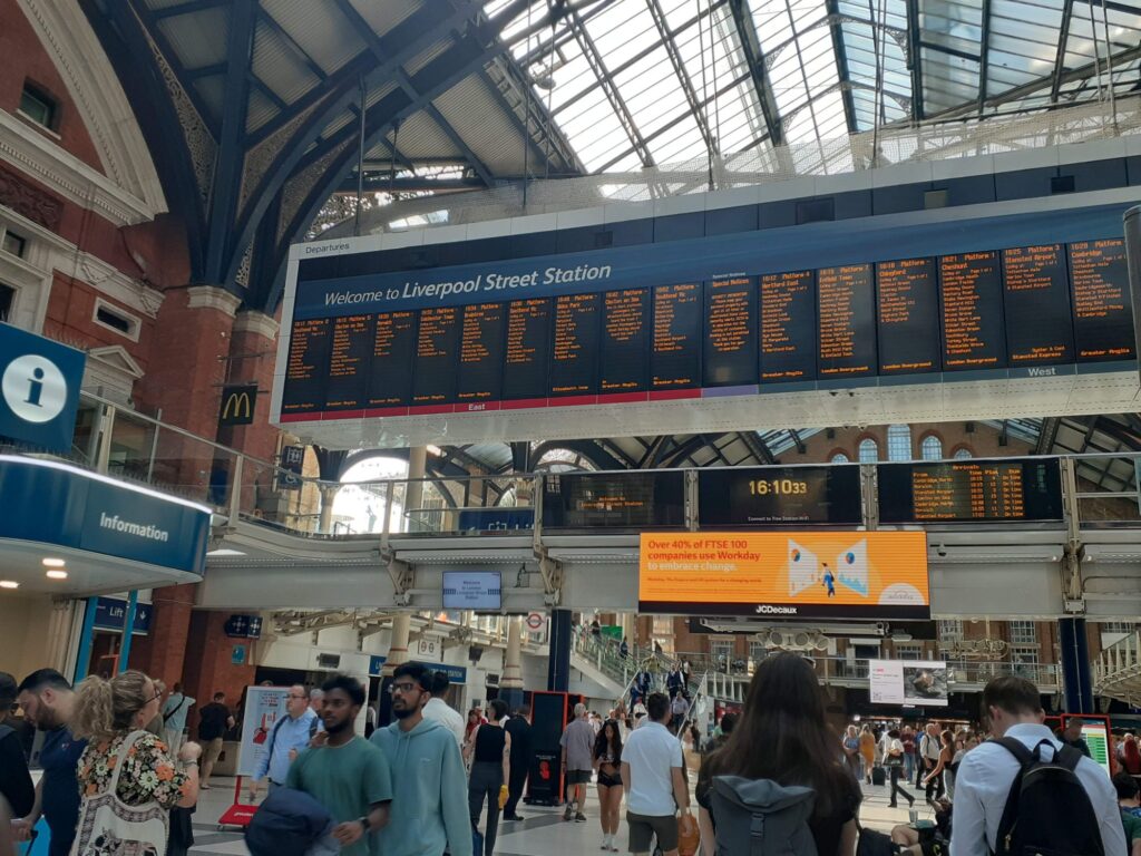 イギリス鉄道駅構内の大きな電光掲示板