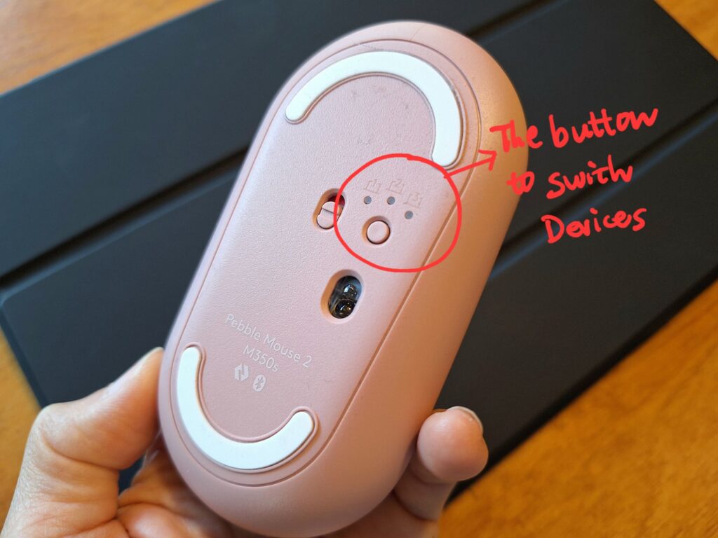 ロジクールの軽量Bluetoothマウス「Pebble Mouse 2 M350s」背面にあるボタン、接続するデバイスをスイッチできる