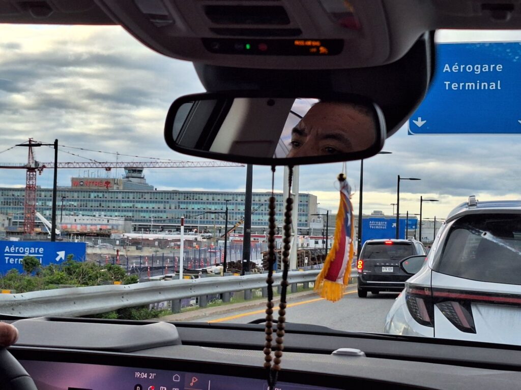 モントリオール国際空港手前の道