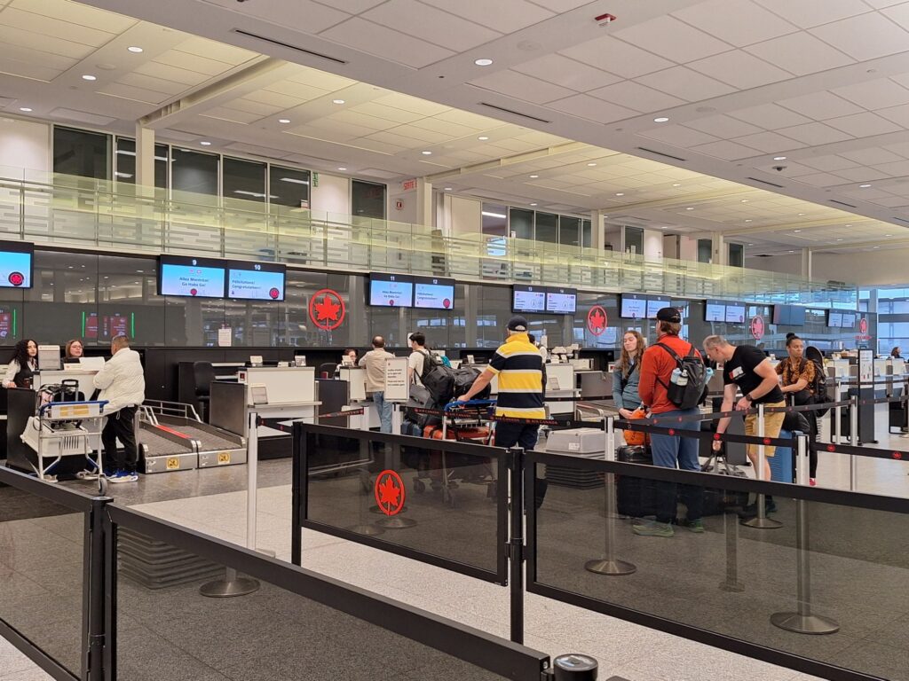 モントリオール国際空港のチェックインカウンターとドロップオフ