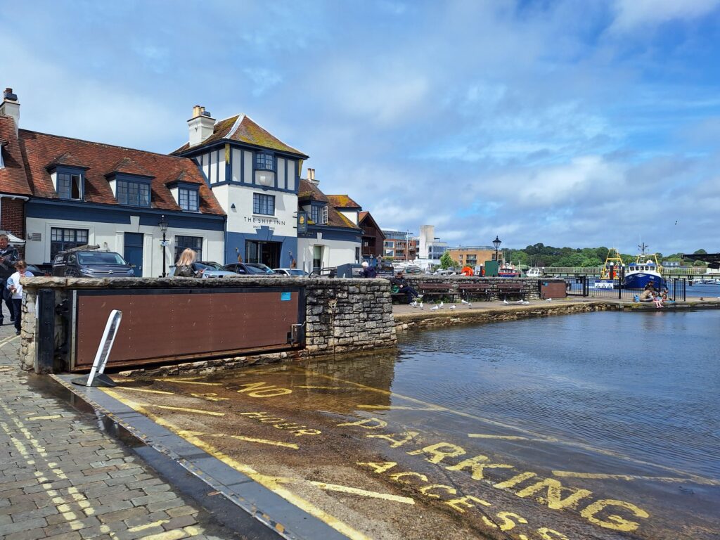 ライミントンの港にあるThe Ship Inn