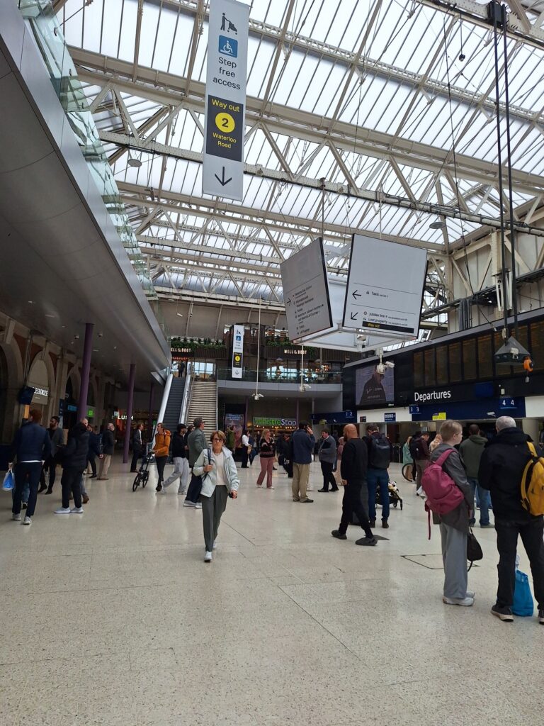 ロンドン、ウォータールー駅コンコース