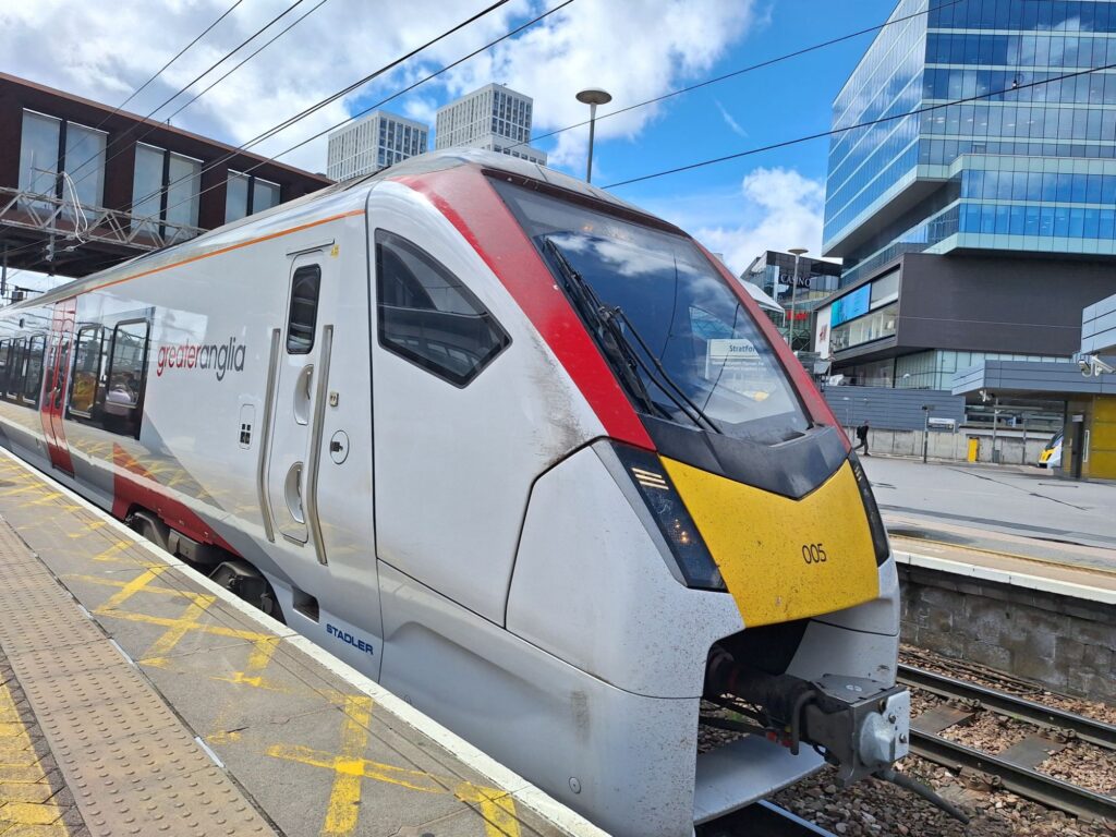 ストラトフォード駅プラットフォームのノリッジ行き列車
