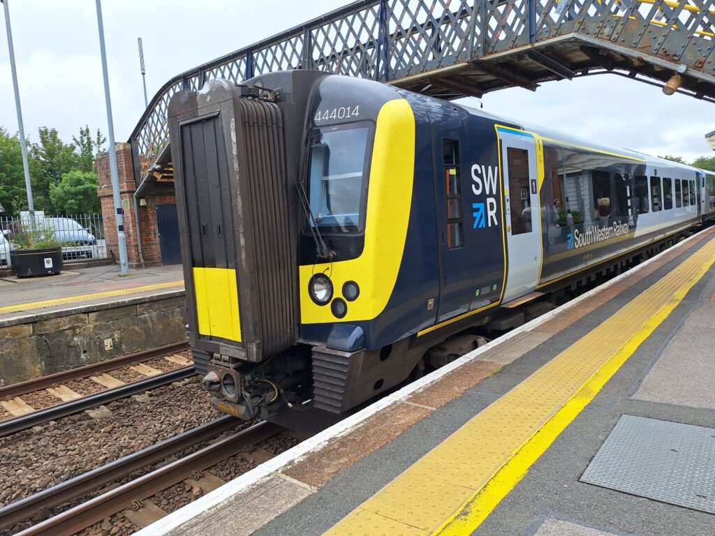 ウォータールー行きの電車、ニューミルトン駅にて