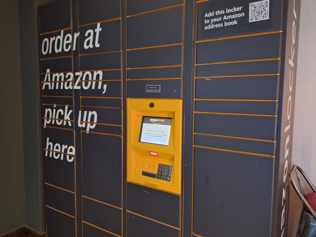 プレミアイン・ターミナル4のアマゾン荷物受け取りボックス