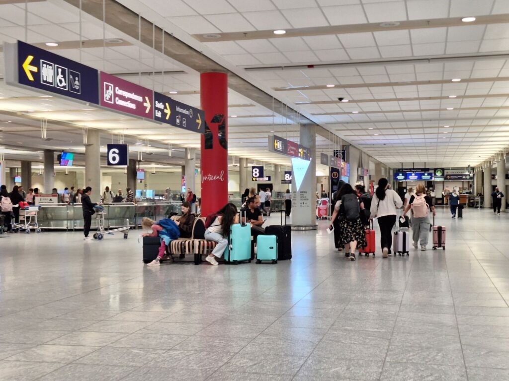 モントリオール、トルドー国際空港の荷物受け取りカウンター