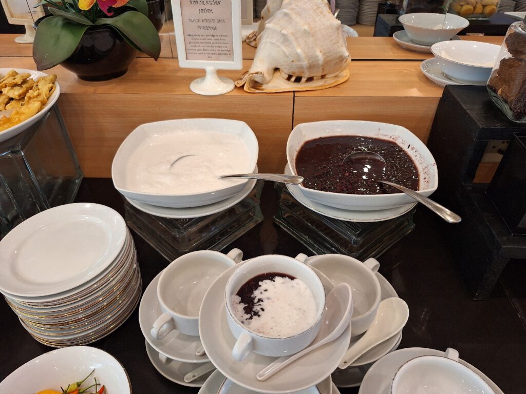 Vega Hotel Sorongの黒いもち米のおかゆとココナッツミルク
