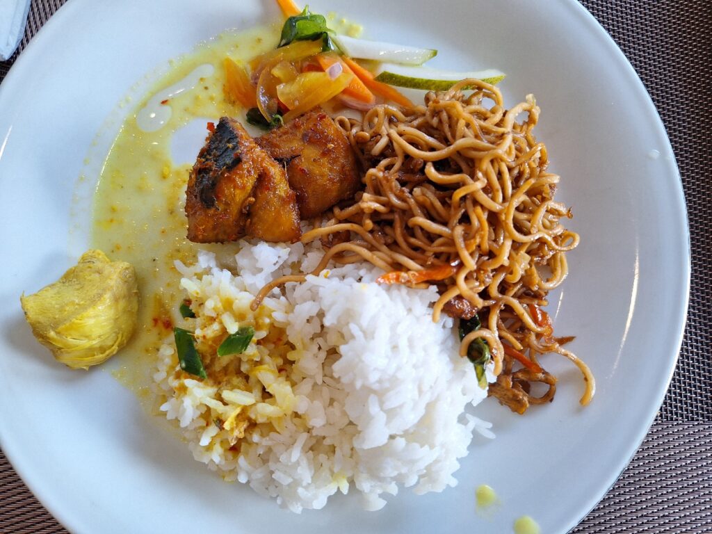 Vega Hotel Sorongの鶏肉のココナッツカレー、魚の素揚げみたいなもの