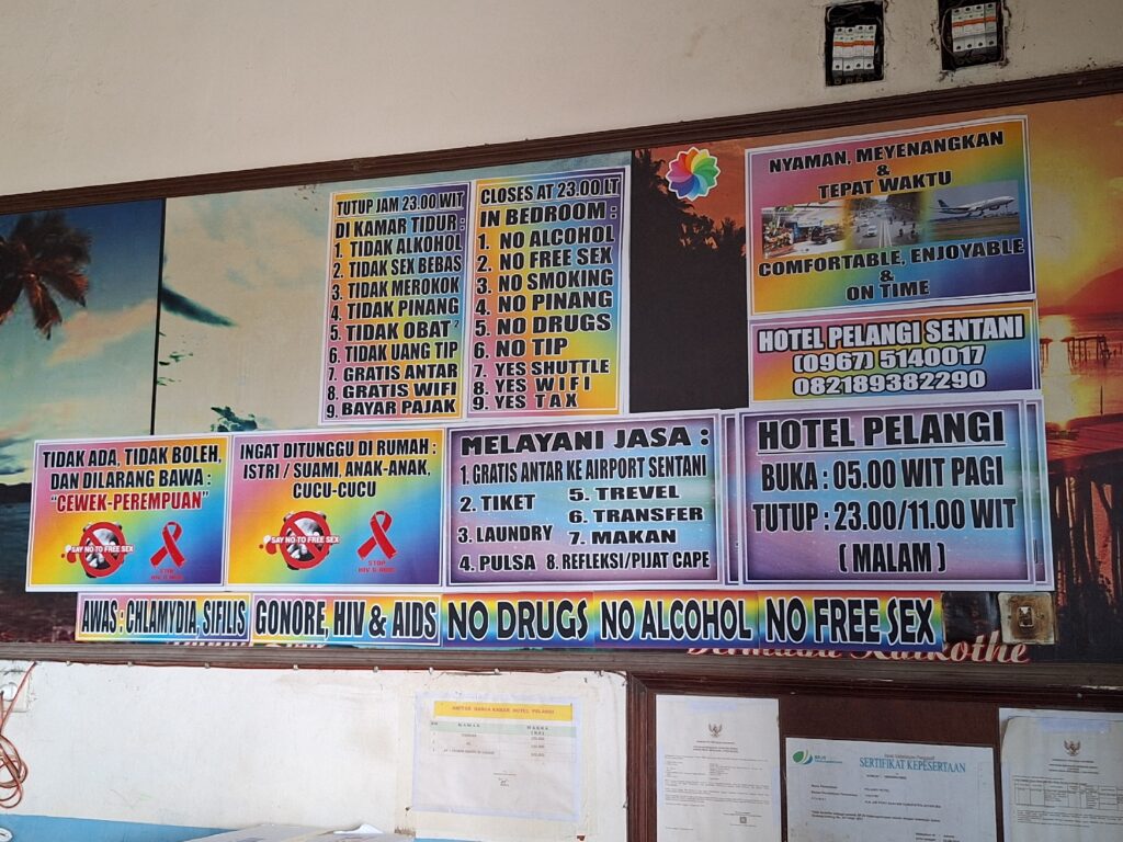 Hotel Pelangi（ホテル ペランギ）のレセプション横にはたくさんのサービス内容が
