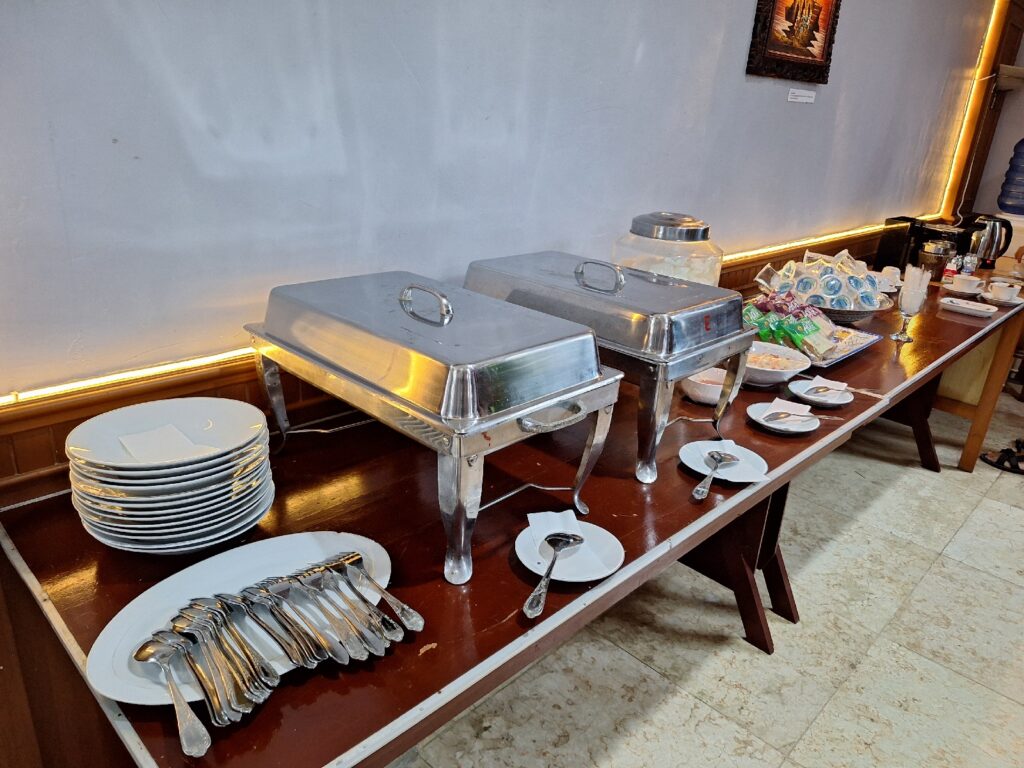 Nirmala Beach Hotel and Resortの朝食ブッフェ