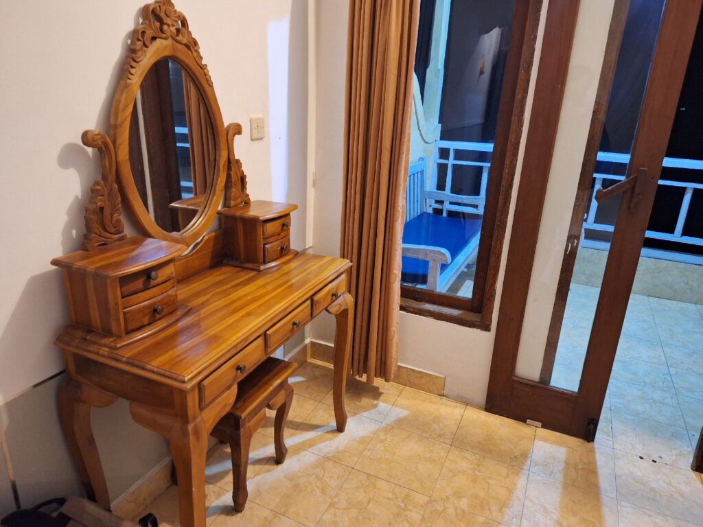 Sunrise Cafe & Bungalows室内のドレッサー