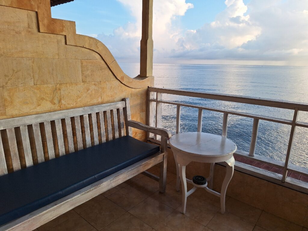 Sunrise Cafe & Bungalowsで泊まった部屋専用のバルコニー