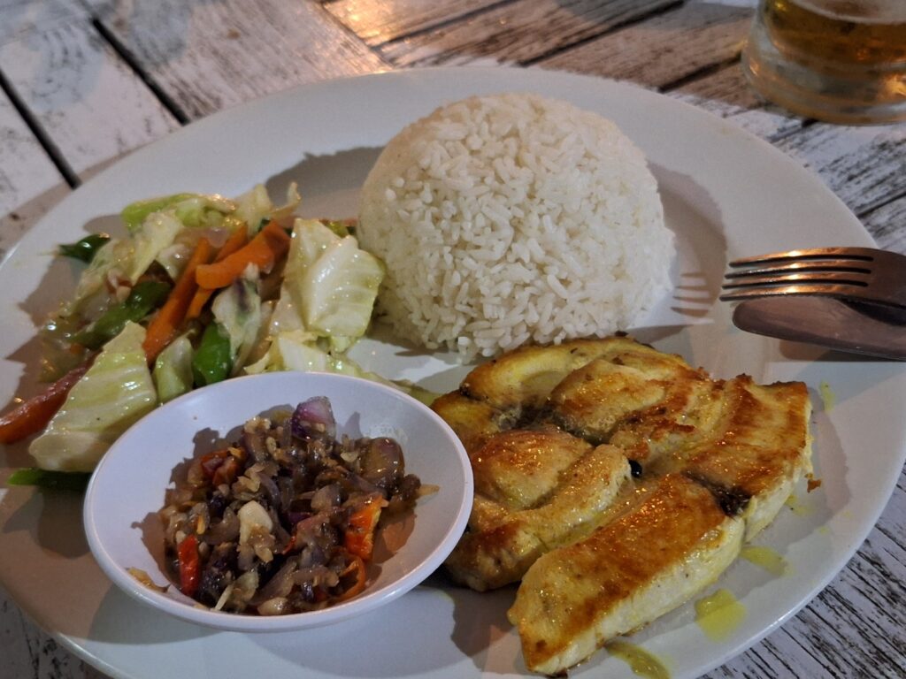 Sunrise Cafe & Bungalowsレストランの料理、魚のグリルと野菜炒めのセット