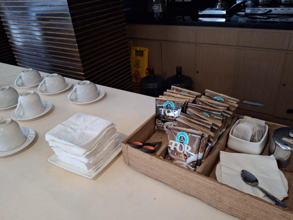 Studio One Thamrin Hotelのレセプション横にある、紅茶とコーヒーのセルフサービスエリア