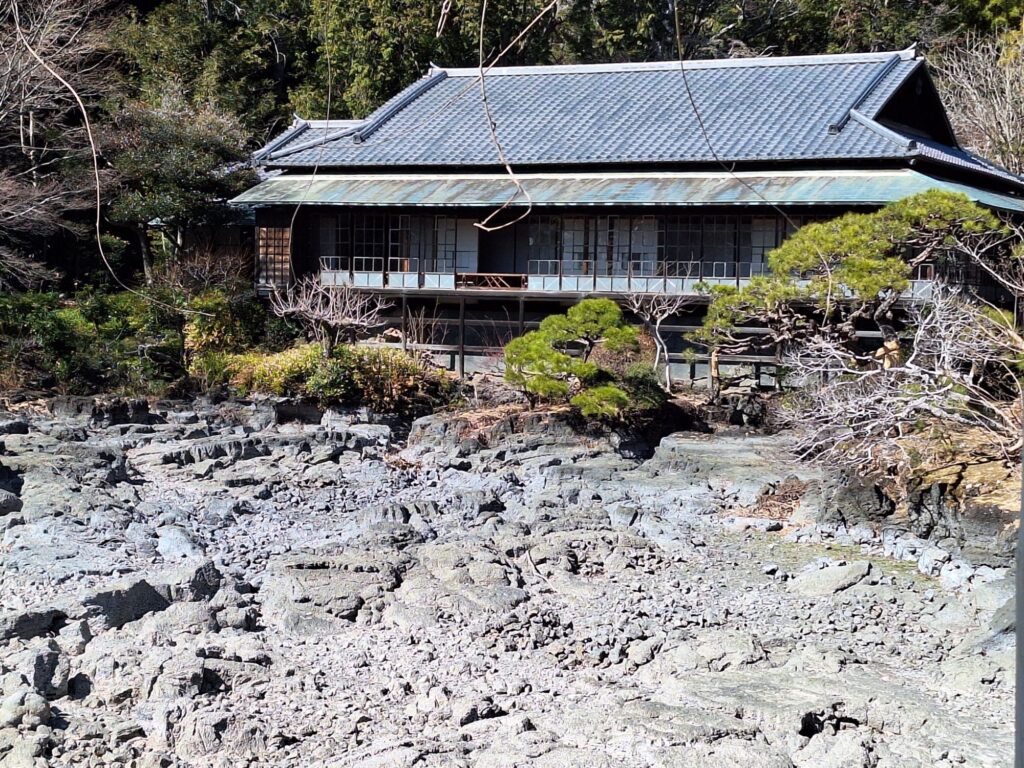 楽寿園、溶岩の上に建てられた庭園