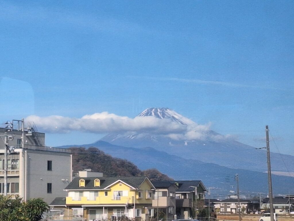 電車の車窓から見た富士山