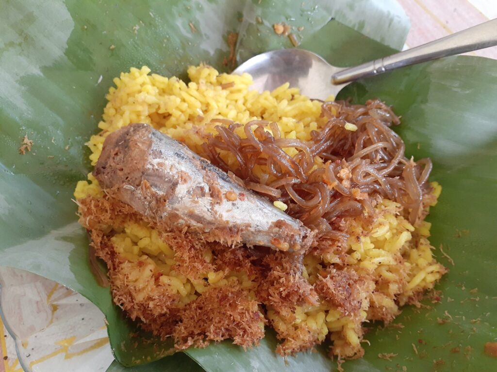 バナナの葉に包まれて提供される、インドネシアの伝統料理「ナシクニン(Nasi Kuning)」
