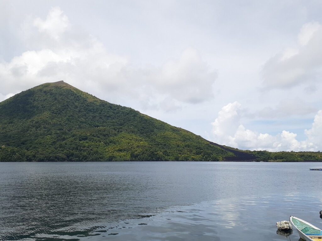 火山岩が海へ流れ込んでいる