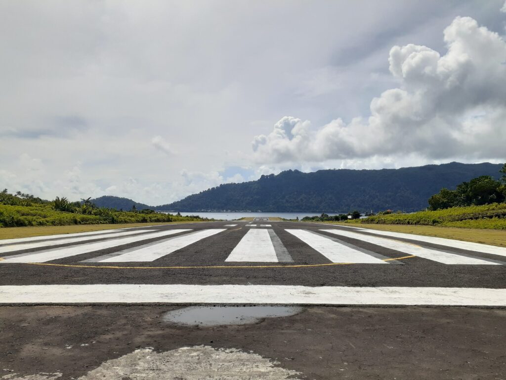 バンダネイラ空港の滑走路