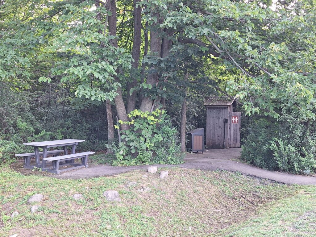 VéloRoute d'Argenteuil オタワ川沿いブラウンズバーグ＝チャタム（Brownsburg-Chatham）エリアサイクリングルートにあるトイレとベンチ