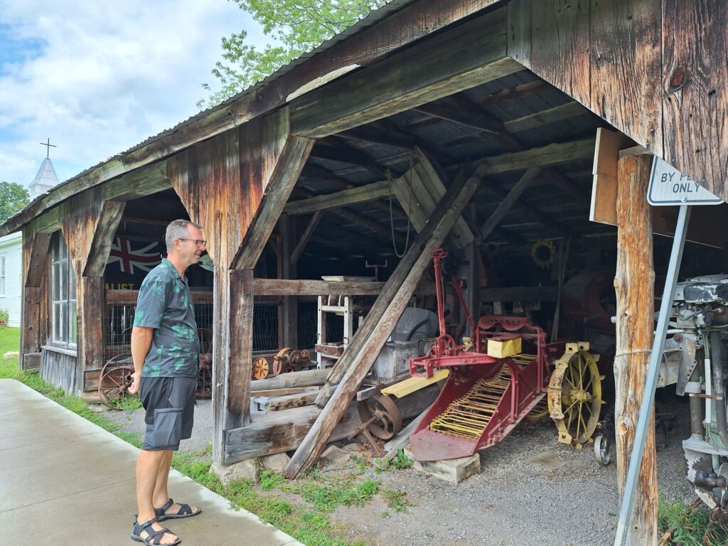 毎日の仕事で使われていた道具がところ狭しと展示されている納屋