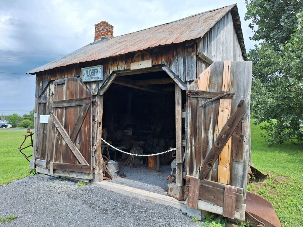 村の生活を支えた鍛冶屋の建物