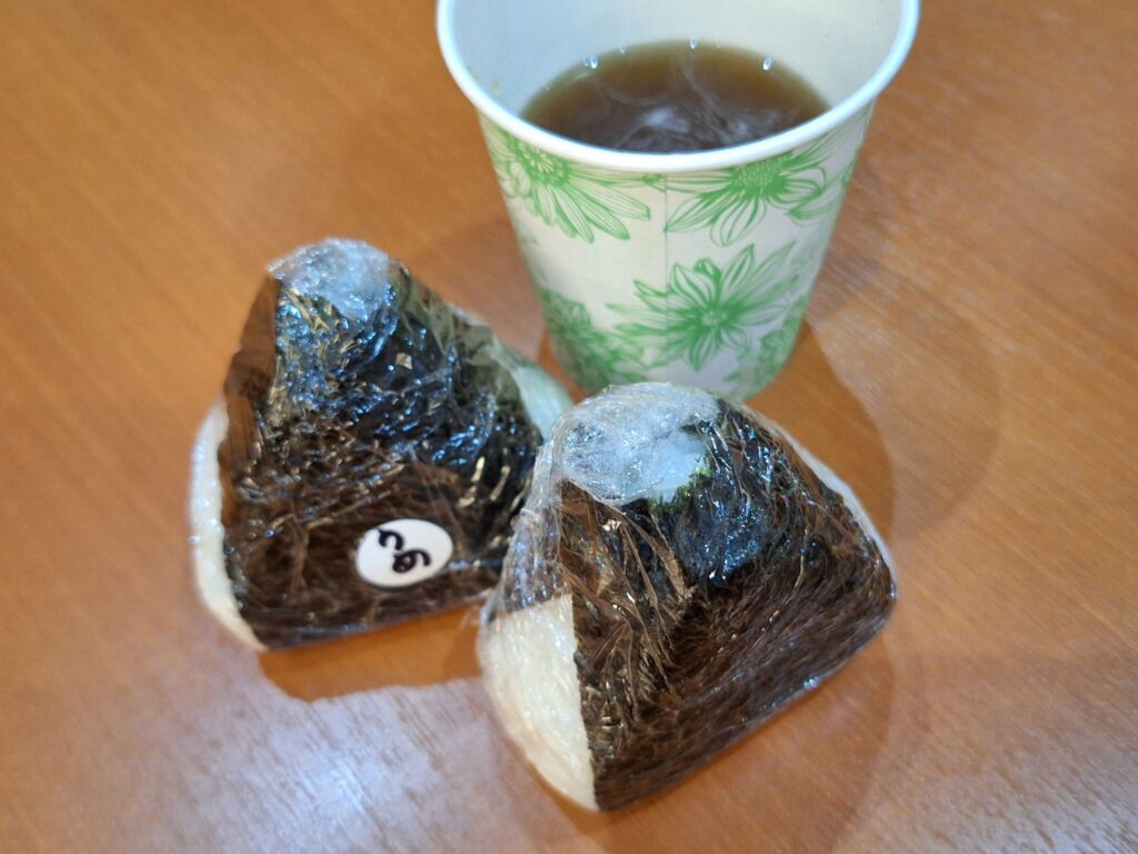 ホテルエース盛岡の無料おにぎりとお茶
