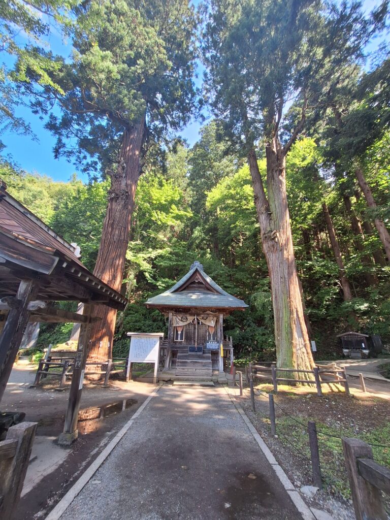 飯盛山（いいもりやま）にある小さな神社