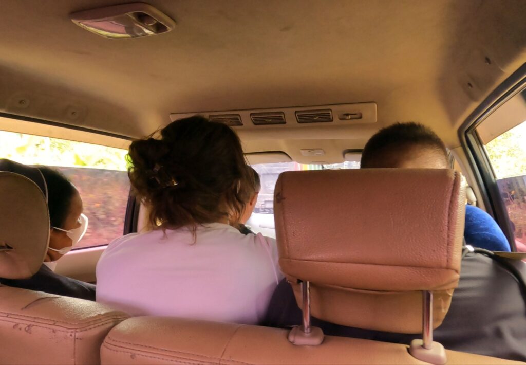 RutengからBajawaまでのTravelの車内