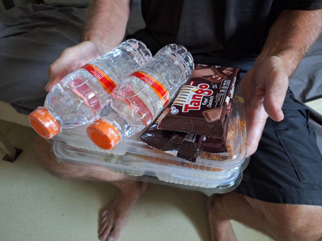 ペルニ船「Wilis号」エコノミークラスの昼食