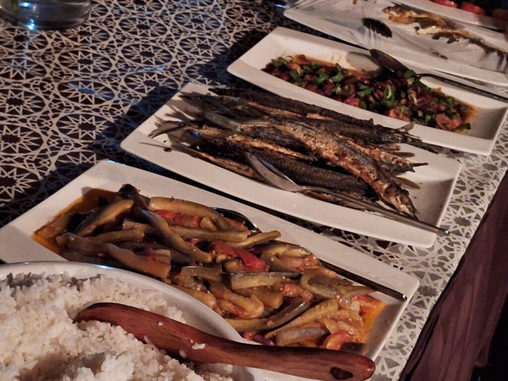 Atauro島Vila村のEco Resortの夕食ブッフェ