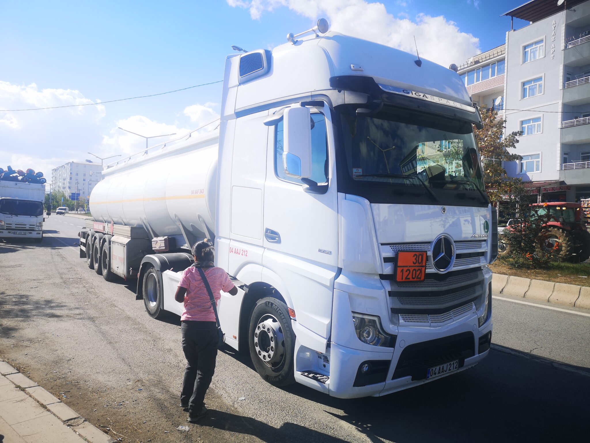 Hitchhiking in Turkey Mai and Chris Travel