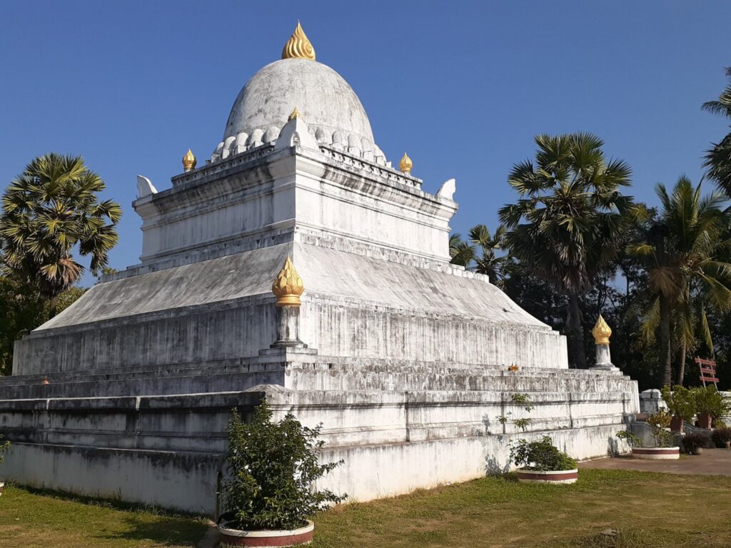 The rounded dome stupa of Wat Winsunnarat