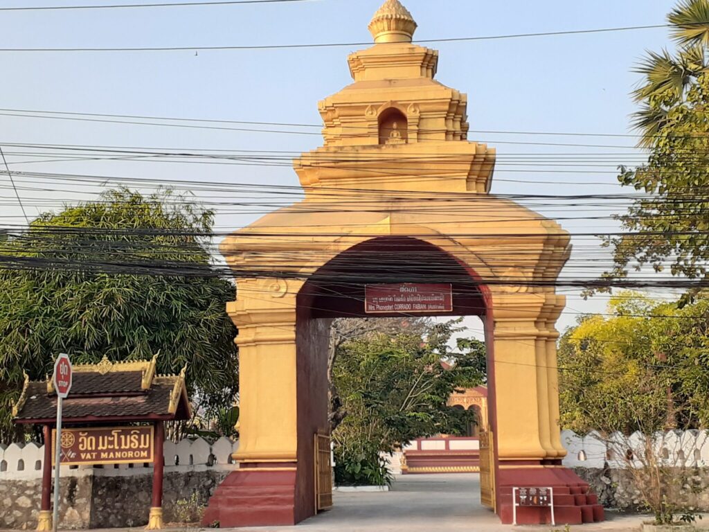 The gate of Wat Monarom