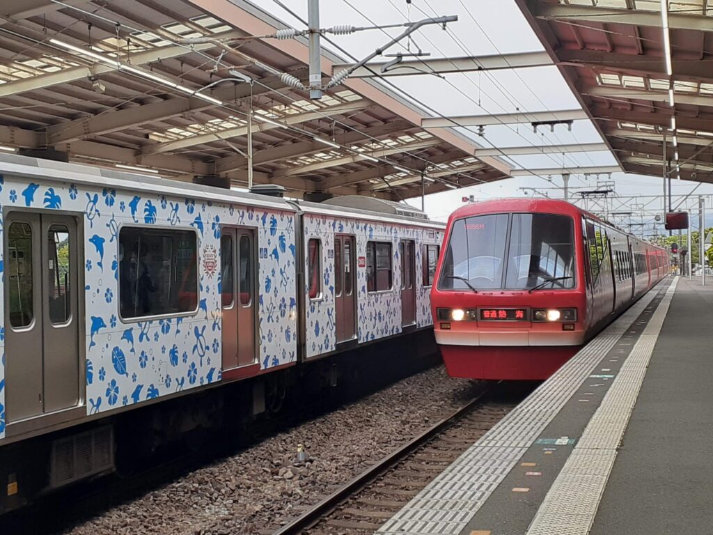 Train to Atami at the platform of JR Iu Kogen Station