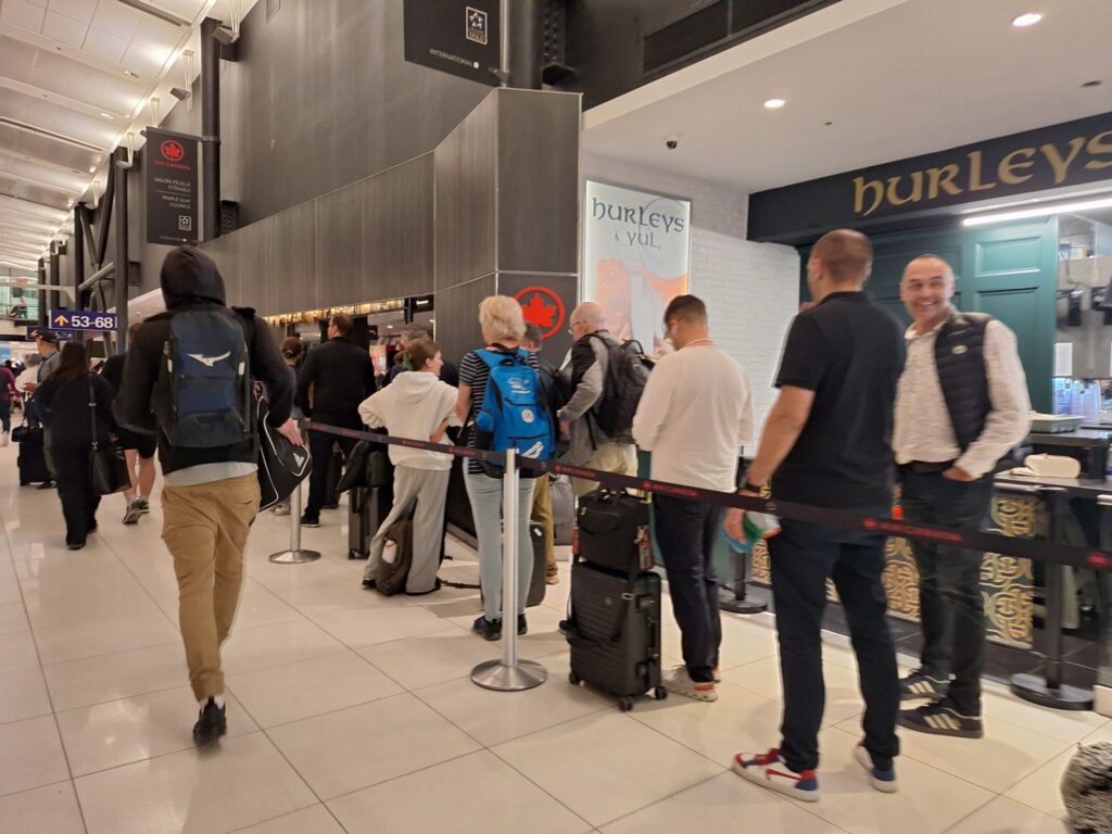 A long queue for Air Canada Maple Leaf Lounge 