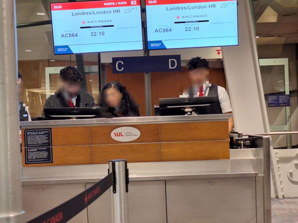 Air Canada staff was asking volunteers at the gate,  Montréal airport 
