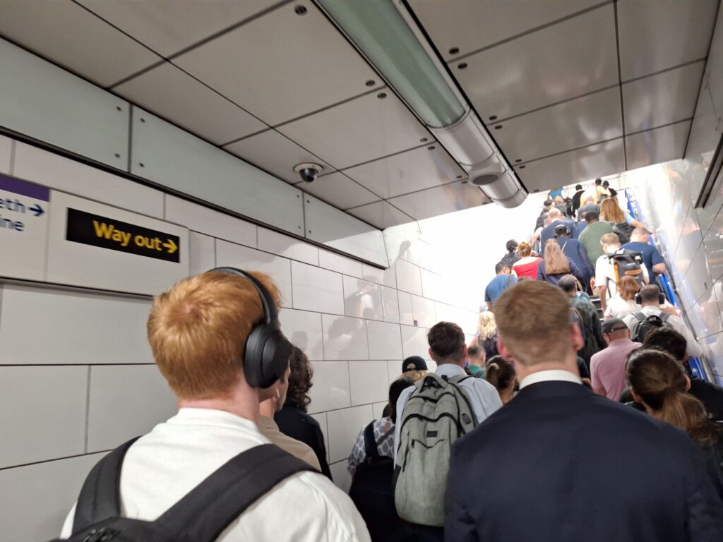 Changing from Northern line to Elizabeth line at the Tottenham Court Road station