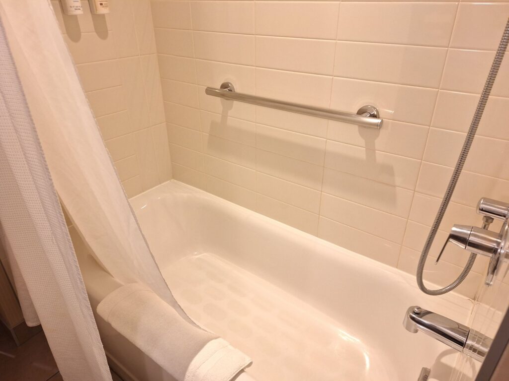 Bathtub of Delta Hotels Montreal