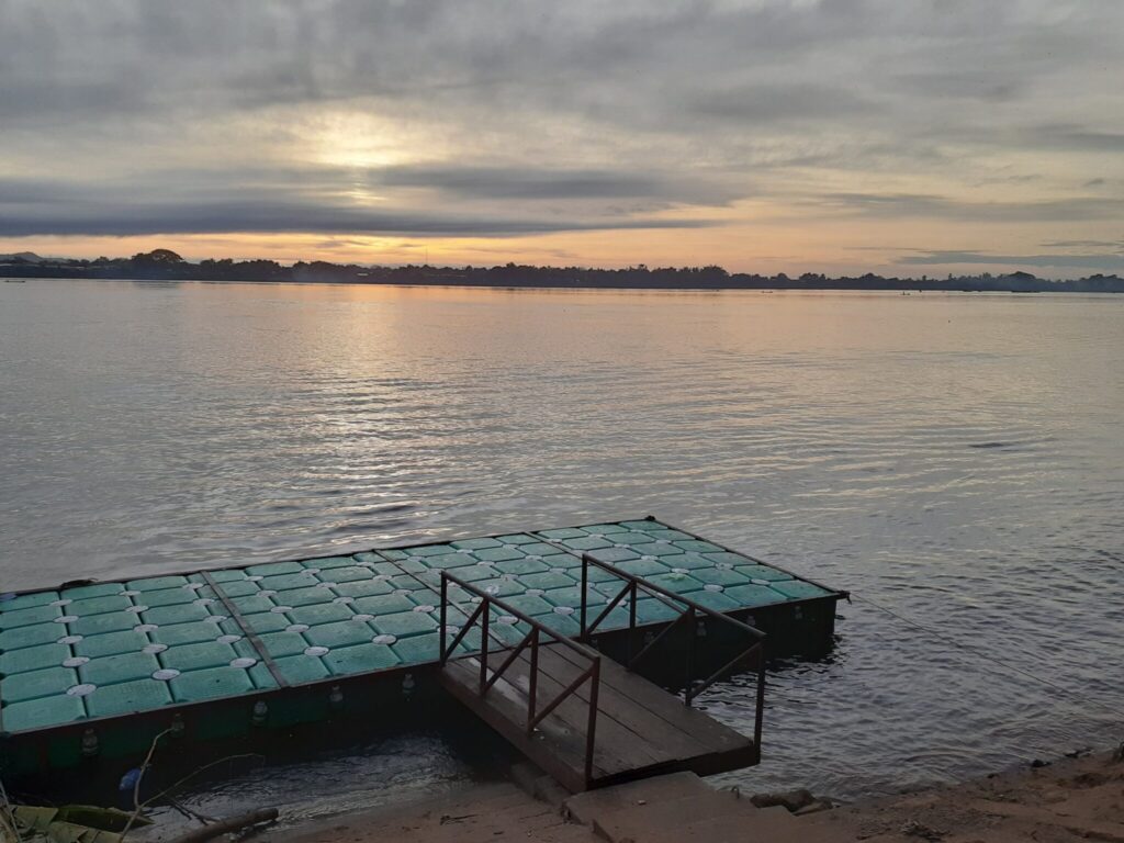 The jetty at half past six in the morning, with no one around