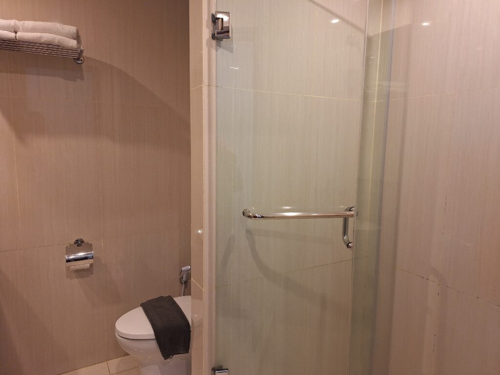 Bathroom in Orchardz Hotel Bandara