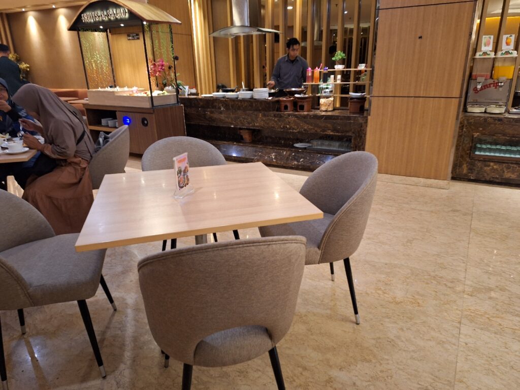 Dinning room in Orchardz Hotel Bandara